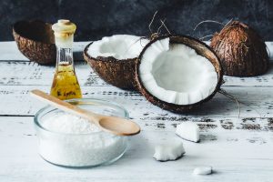 فوائد زيت الحبة السوداء للشعر والبشرة وصحة الانسان عموما 8 زيت الحبة السوداء وزيت جوز الهند